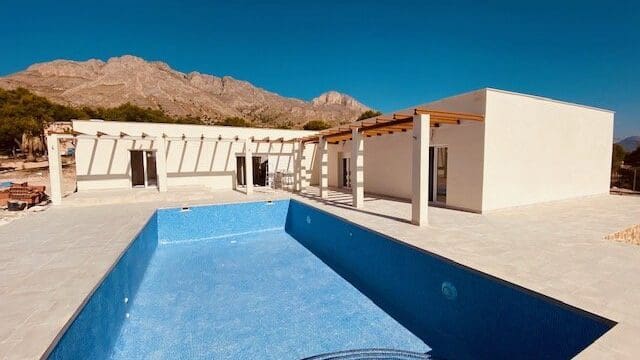 3 slaapkamer Villa te koop in Macisvenda met zwembad garage - € 284.950 (Ref: 9389855)