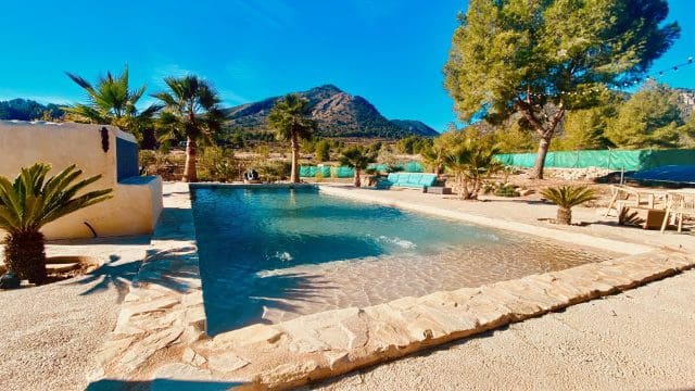 4 slaapkamer Finca/Landhuis te koop in La Romana met zwembad garage - € 339.000 (Ref: 9426199)