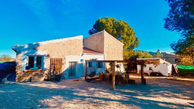 4 slaapkamer Finca/Landhuis te koop in La Romana met zwembad garage - € 339.000 (Ref: 9426199)