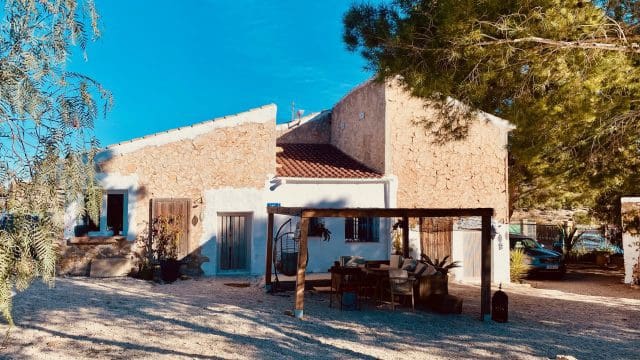 4 slaapkamer Finca/Landhuis te koop in La Romana met zwembad garage - € 339.000 (Ref: 9426199)