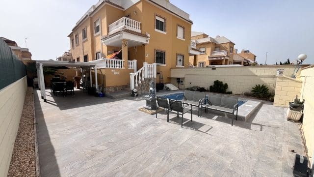 3 slaapkamer Villa te koop in Ciudad Quesada met zwembad garage - € 279.000 (Ref: 9444011)
