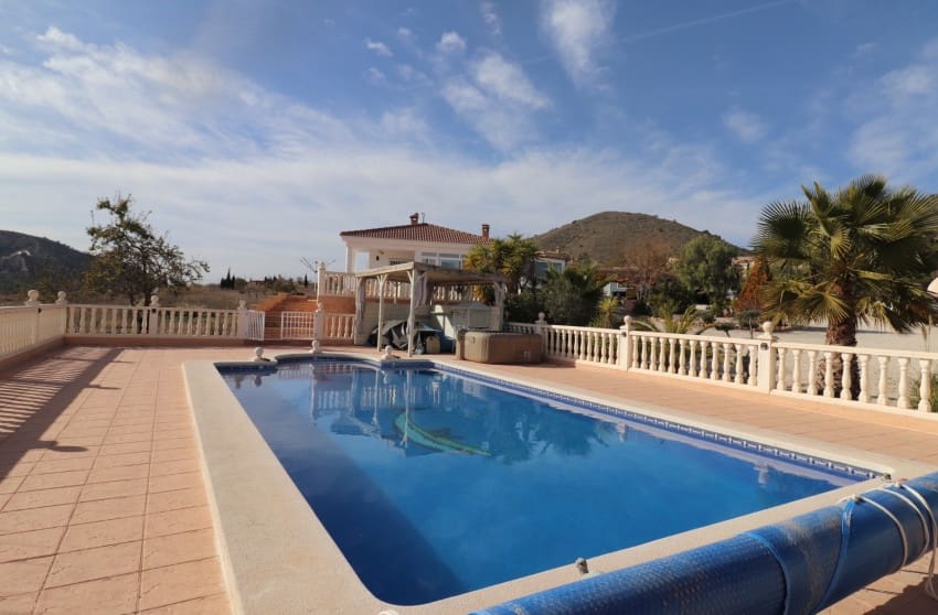 4 soveværelse Villa til salg i La Romana med swimmingpool garage - € 379.000 (Ref: 9447377)