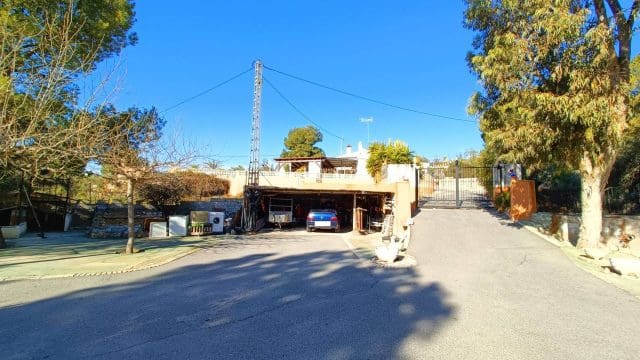 4 sypialnia Willa na sprzedaż w La Romana z basenem garażem - 320 000 € (Ref: 9581348)