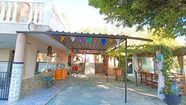 4 sypialnia Willa na sprzedaż w La Romana z basenem garażem - 320 000 € (Ref: 9581348)