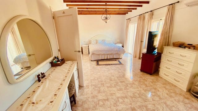 5 bedroom Finca/Country House for sale in El Canton with pool garage - € 475,000 (Ref: 9729768)