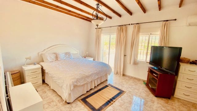 5 bedroom Finca/Country House for sale in El Canton with pool garage - € 475,000 (Ref: 9729768)