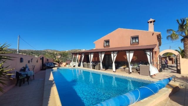 Finka/Dom wiejski na sprzedaż w La Romana z basenem garażem - 575 000 € (Ref: 9729769)