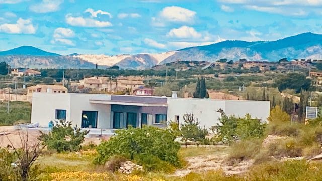 3 makuuhuone Huvila myytävänä paikassa Macisvenda mukana uima-altaan 
autotalli - 449 500 € (Ref: 9802911)