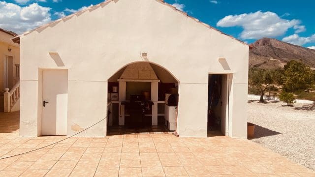 4 bedroom Villa for sale in Macisvenda with pool garage - € 479,000 (Ref: 9838616)