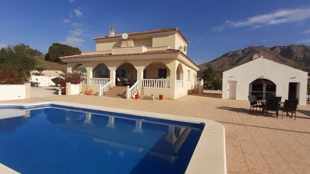 4 bedroom Villa for sale in Macisvenda with pool garage - € 479,000 (Ref: 9838616)
