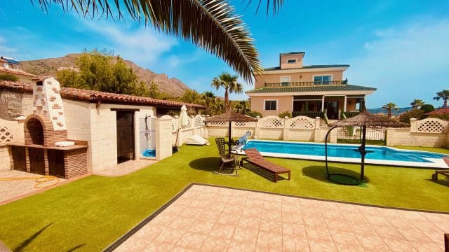 4 soveværelse Villa til salg i Macisvenda med swimmingpool garage - € 475.000 (Ref: 9838713)