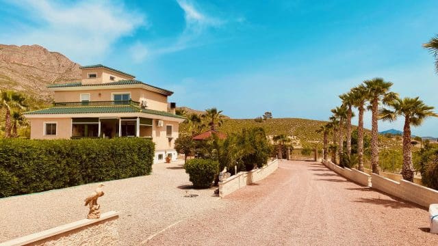 4 soveværelse Villa til salg i Macisvenda med swimmingpool garage - € 475.000 (Ref: 9838713)