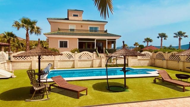 4 soveværelse Villa til salg i Macisvenda med swimmingpool garage - € 475.000 (Ref: 9838713)