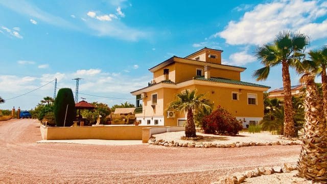 4 soveværelse Villa til salg i Macisvenda med swimmingpool garage - € 475.000 (Ref: 9838713)