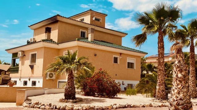 4 soveværelse Villa til salg i Macisvenda med swimmingpool garage - € 475.000 (Ref: 9838713)
