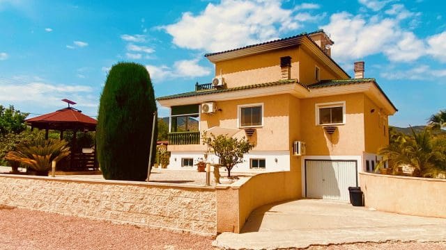 4 soveværelse Villa til salg i Macisvenda med swimmingpool garage - € 475.000 (Ref: 9838713)