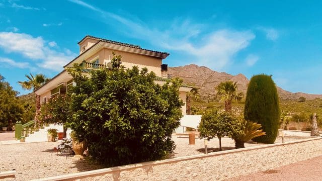 4 soveværelse Villa til salg i Macisvenda med swimmingpool garage - € 475.000 (Ref: 9838713)
