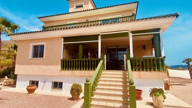 4 soveværelse Villa til salg i Macisvenda med swimmingpool garage - € 475.000 (Ref: 9838713)