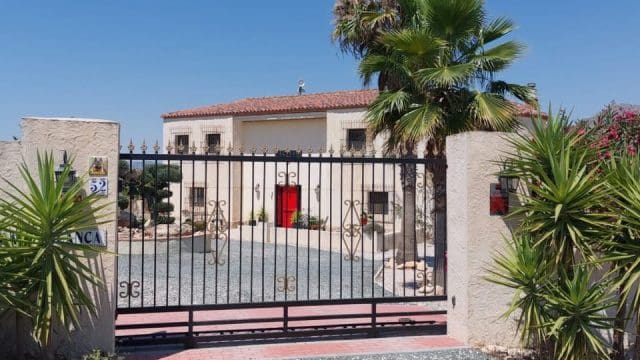 6 bedroom Villa for sale in Barbarroja with pool garage - € 535,000 (Ref: 9919060)