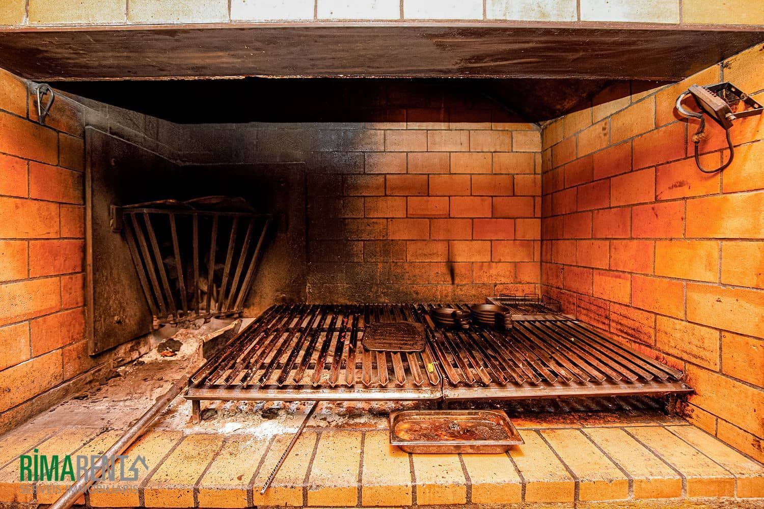 Hotel for sale in Empuriabrava - € 690,000 (Ref: 9483970)