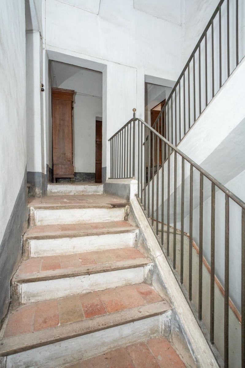 25 soverom Villa til salgs i Besalu med garasje - € 550 000 (Ref: 9483974)