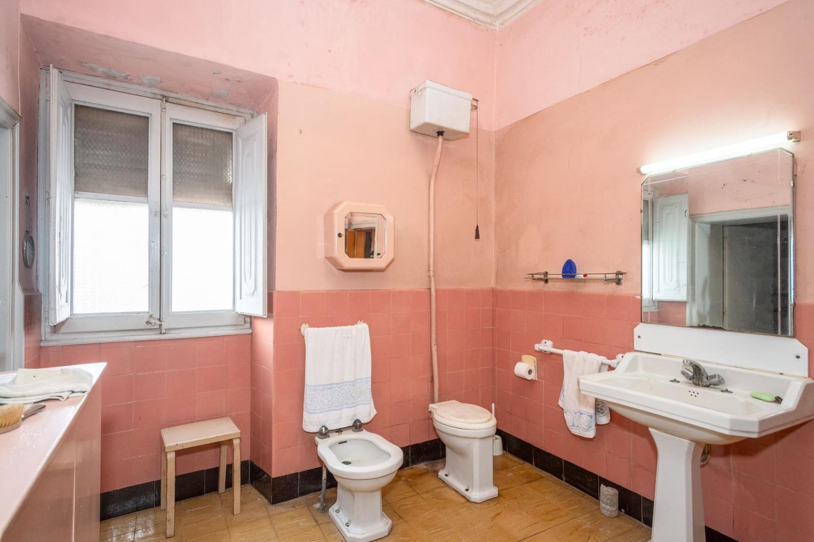 25 soverom Villa til salgs i Besalu med garasje - € 550 000 (Ref: 9483974)