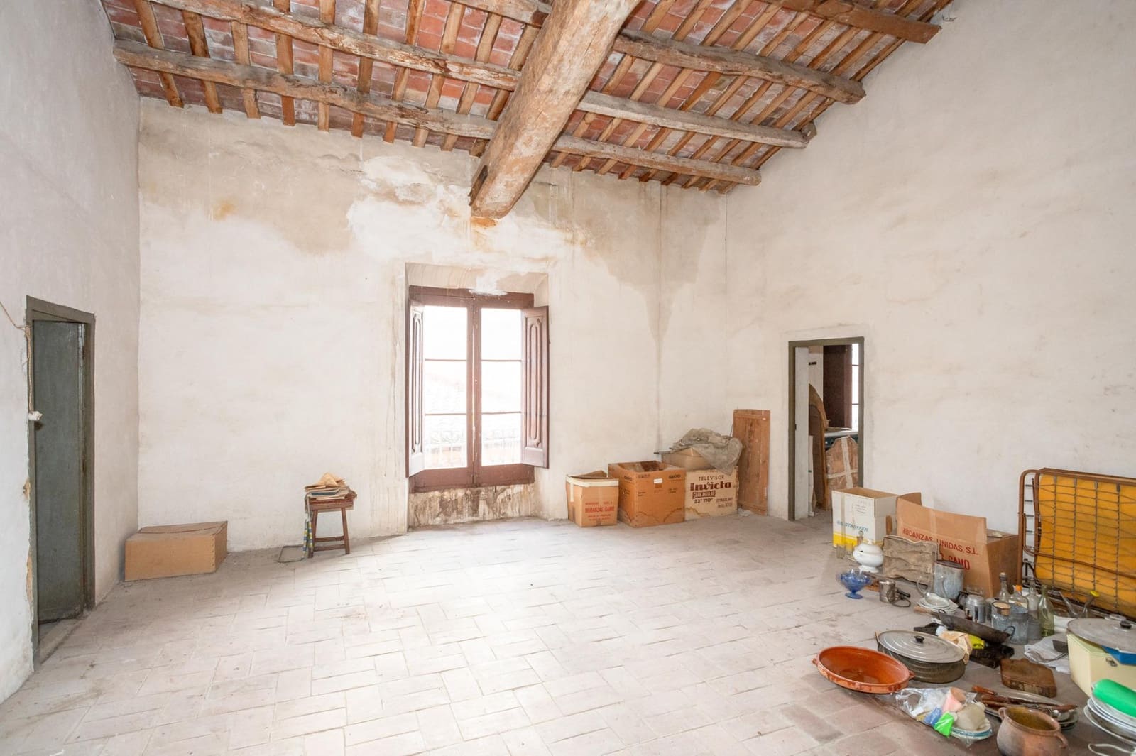 25 soverom Villa til salgs i Besalu med garasje - € 550 000 (Ref: 9483974)