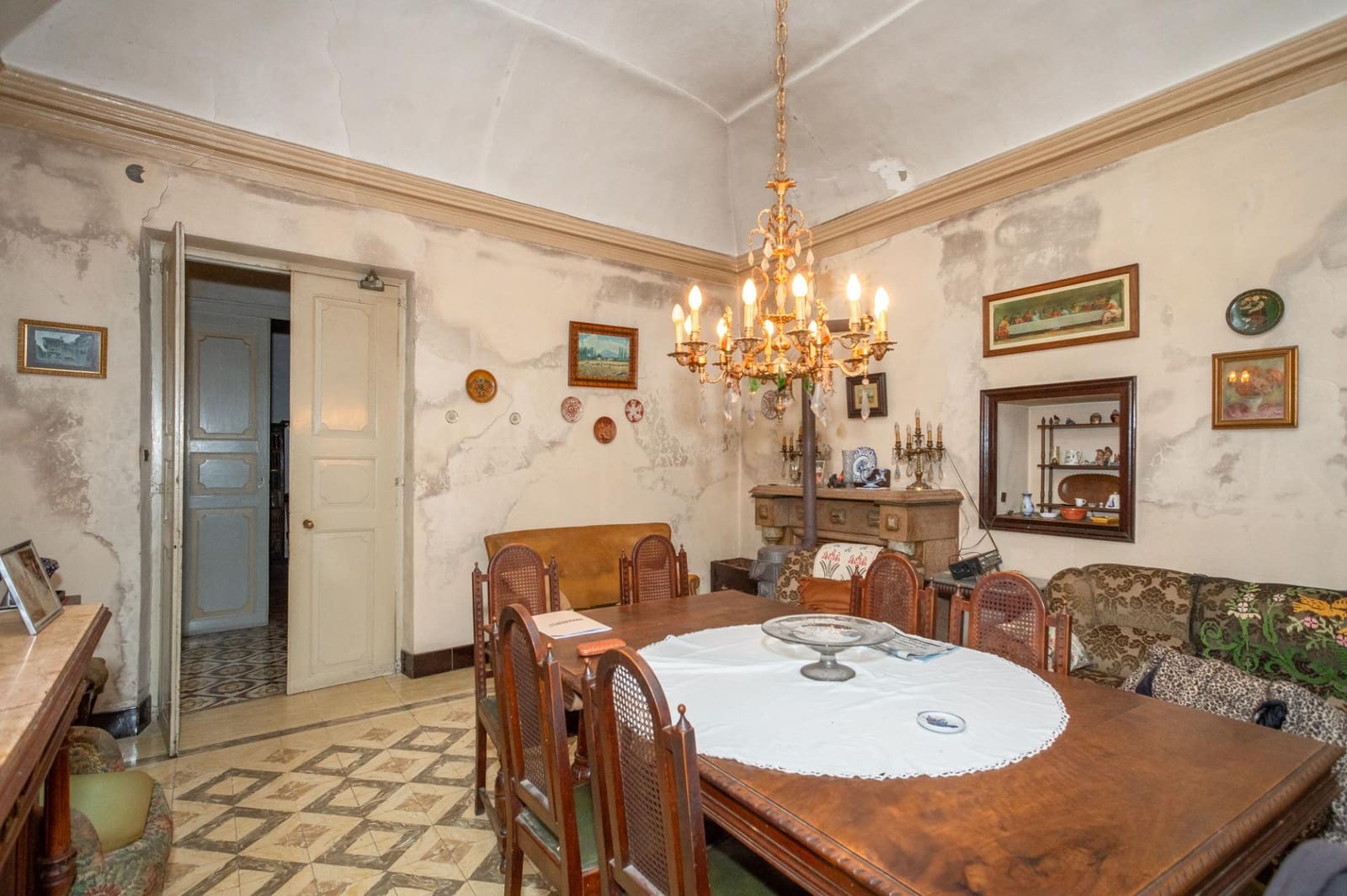 25 soverom Villa til salgs i Besalu med garasje - € 550 000 (Ref: 9483974)