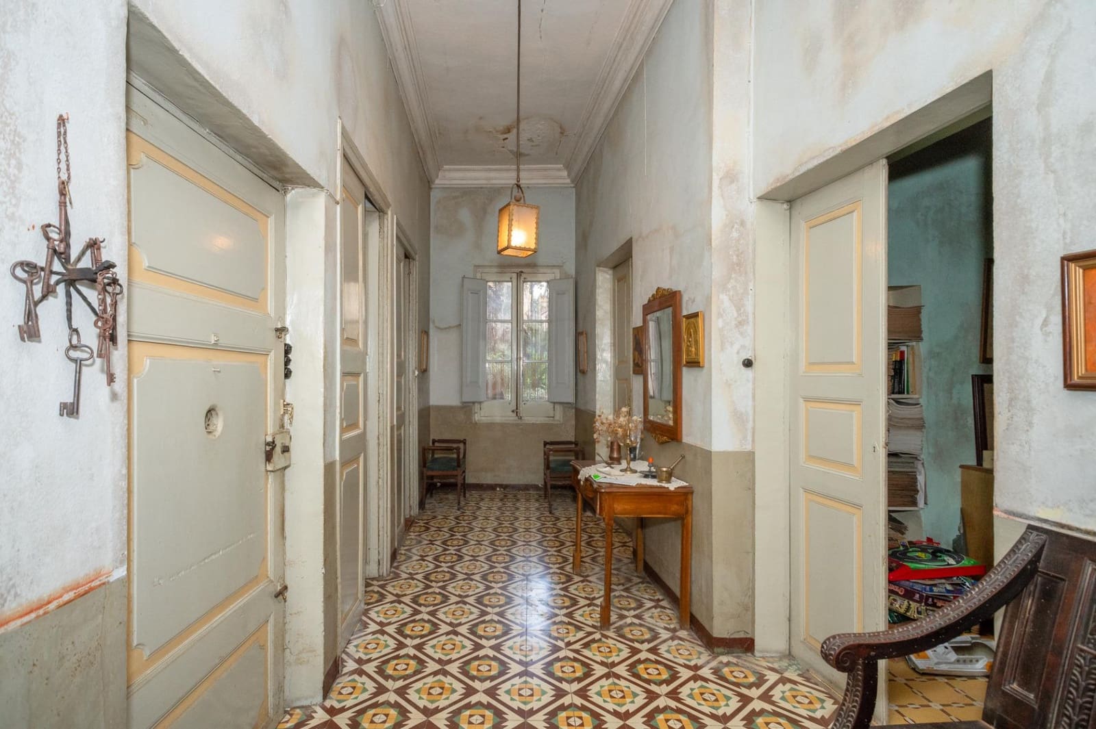 25 soverom Villa til salgs i Besalu med garasje - € 550 000 (Ref: 9483974)