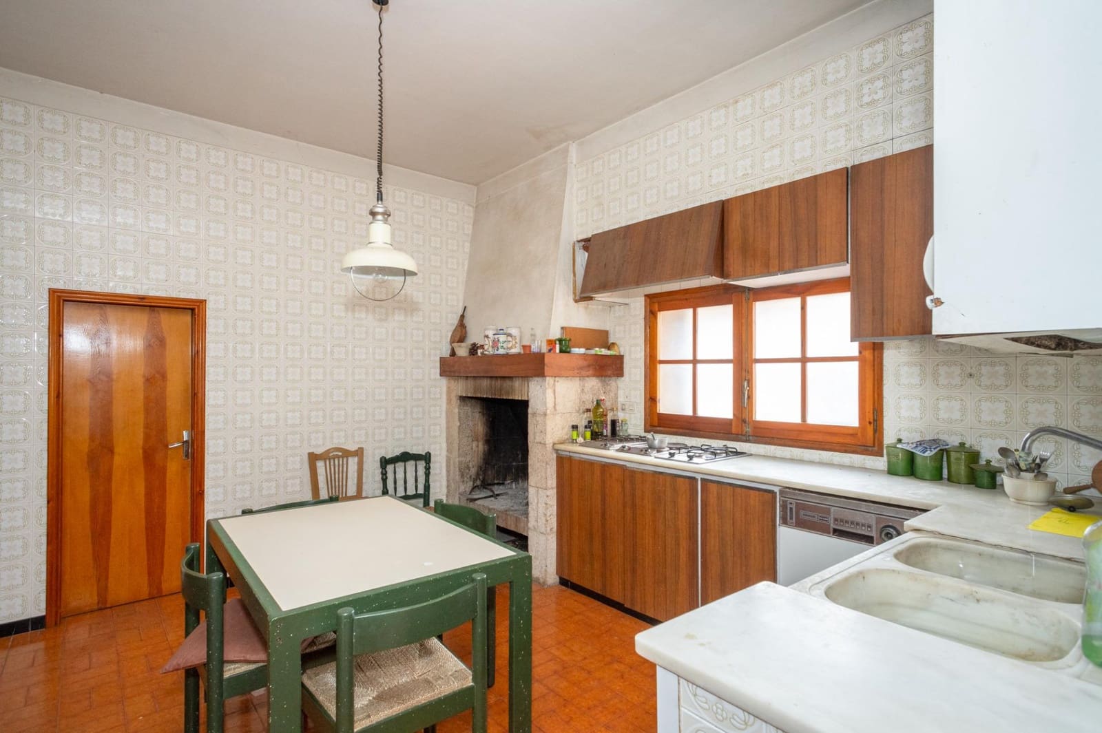 25 soverom Villa til salgs i Besalu med garasje - € 550 000 (Ref: 9483974)