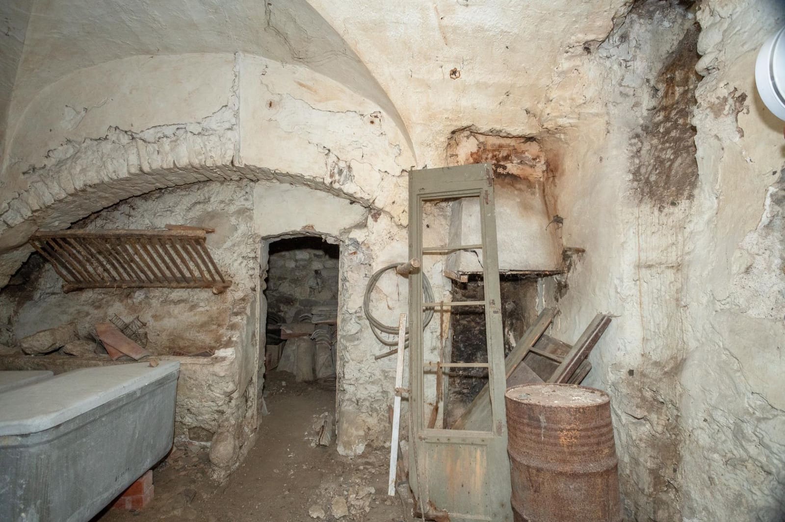 25 soverom Villa til salgs i Besalu med garasje - € 550 000 (Ref: 9483974)