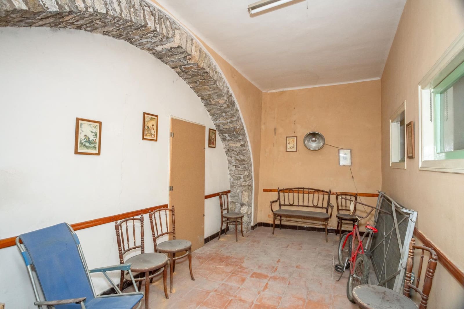 25 soverom Villa til salgs i Besalu med garasje - € 550 000 (Ref: 9483974)