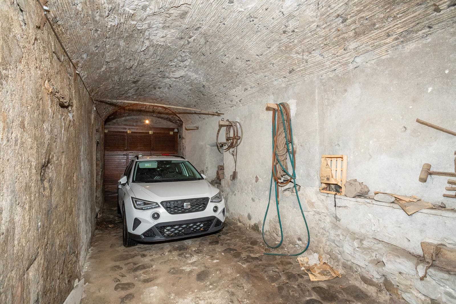 25 soverom Villa til salgs i Besalu med garasje - € 550 000 (Ref: 9483974)