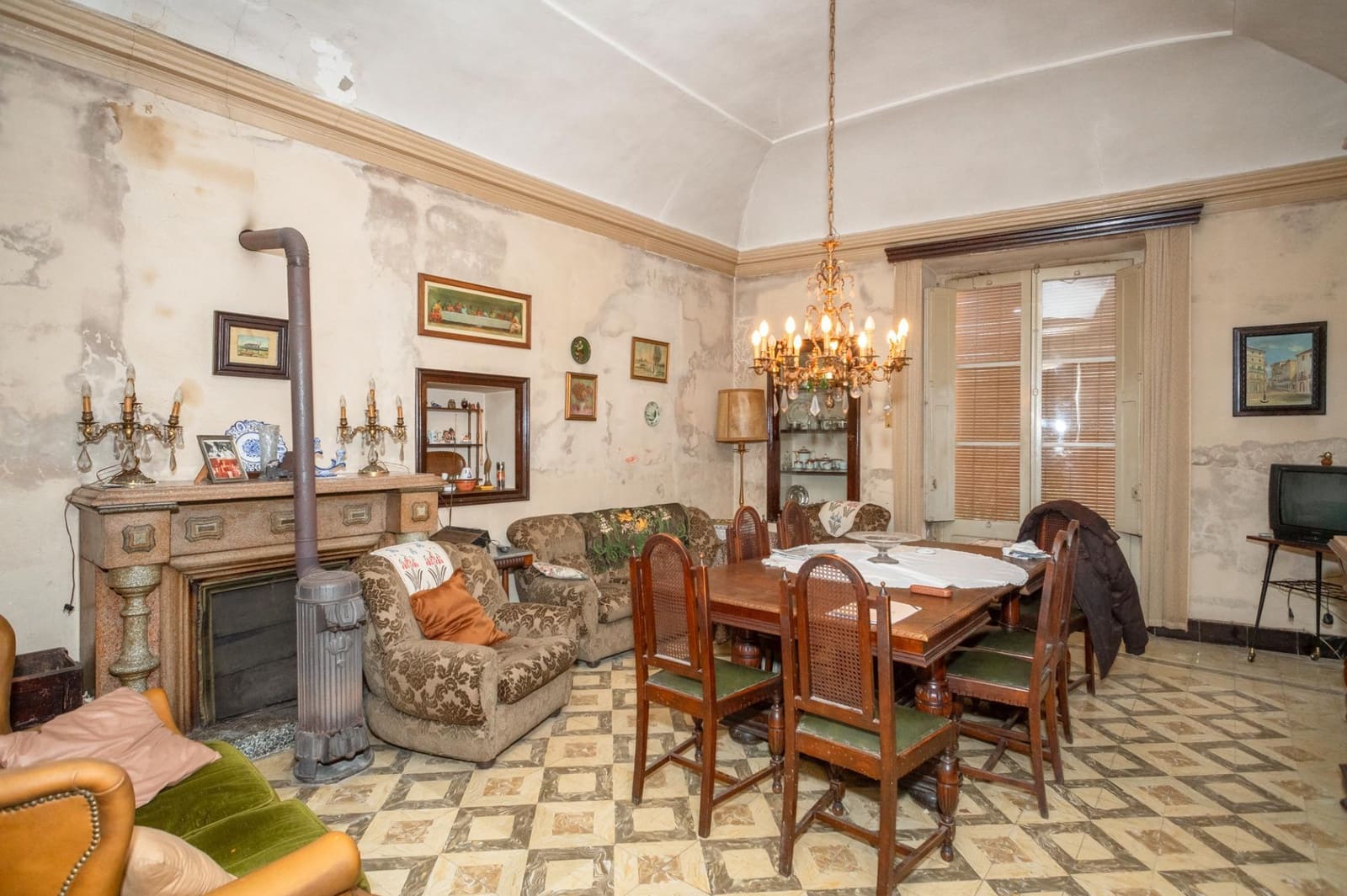 25 soverom Villa til salgs i Besalu med garasje - € 550 000 (Ref: 9483974)