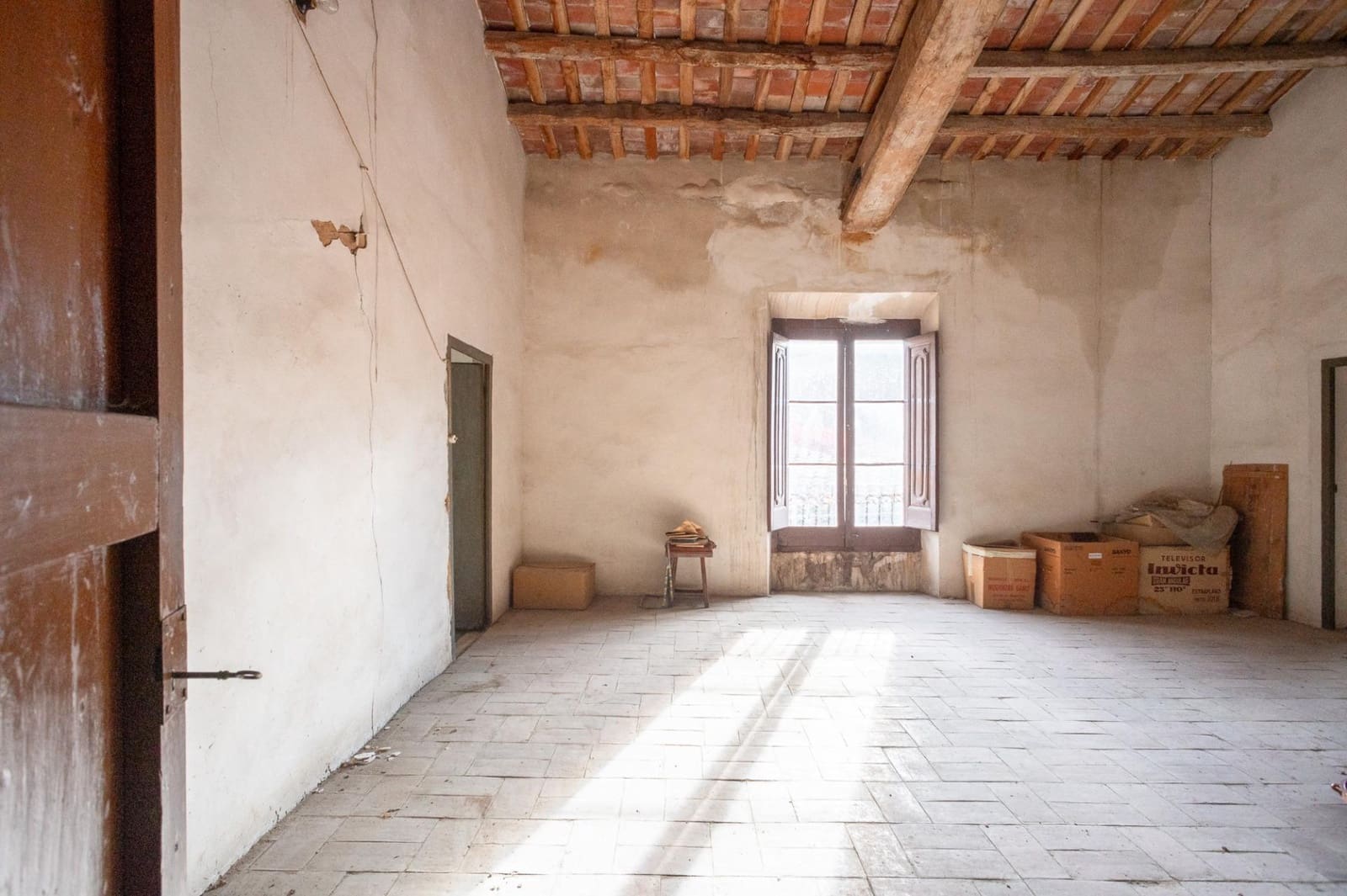 25 soverom Villa til salgs i Besalu med garasje - € 550 000 (Ref: 9483974)