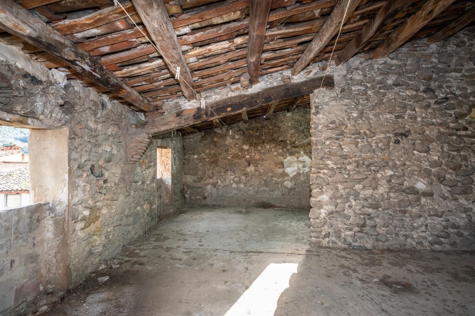 25 soverom Villa til salgs i Besalu med garasje - € 550 000 (Ref: 9483974)