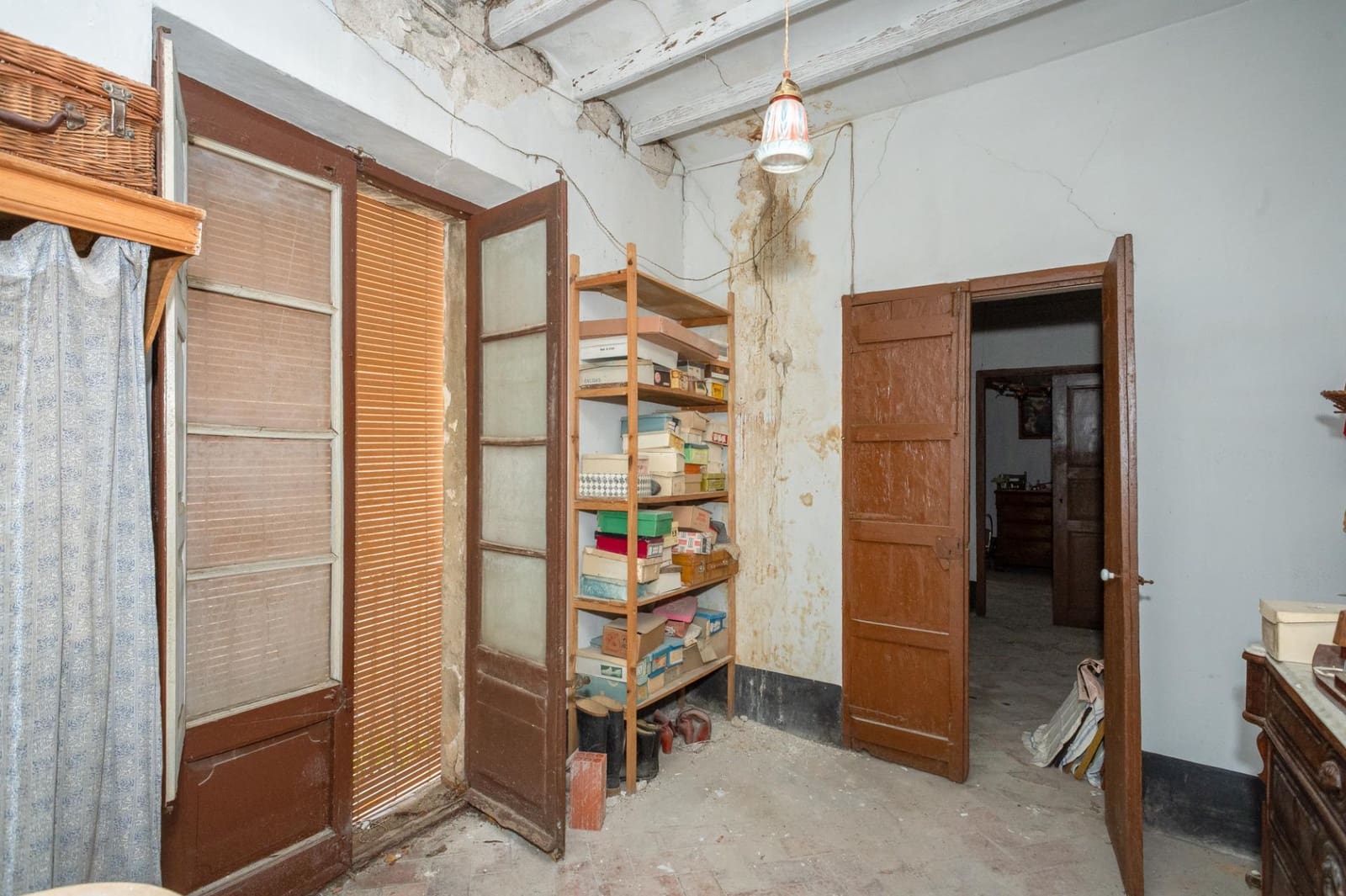 25 soverom Villa til salgs i Besalu med garasje - € 550 000 (Ref: 9483974)