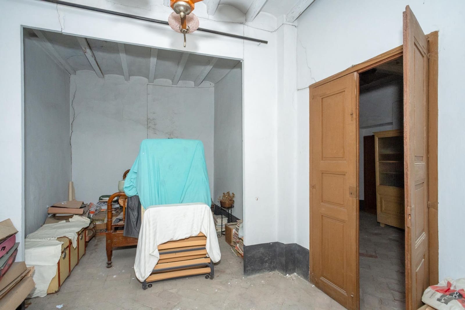 25 soverom Villa til salgs i Besalu med garasje - € 550 000 (Ref: 9483974)