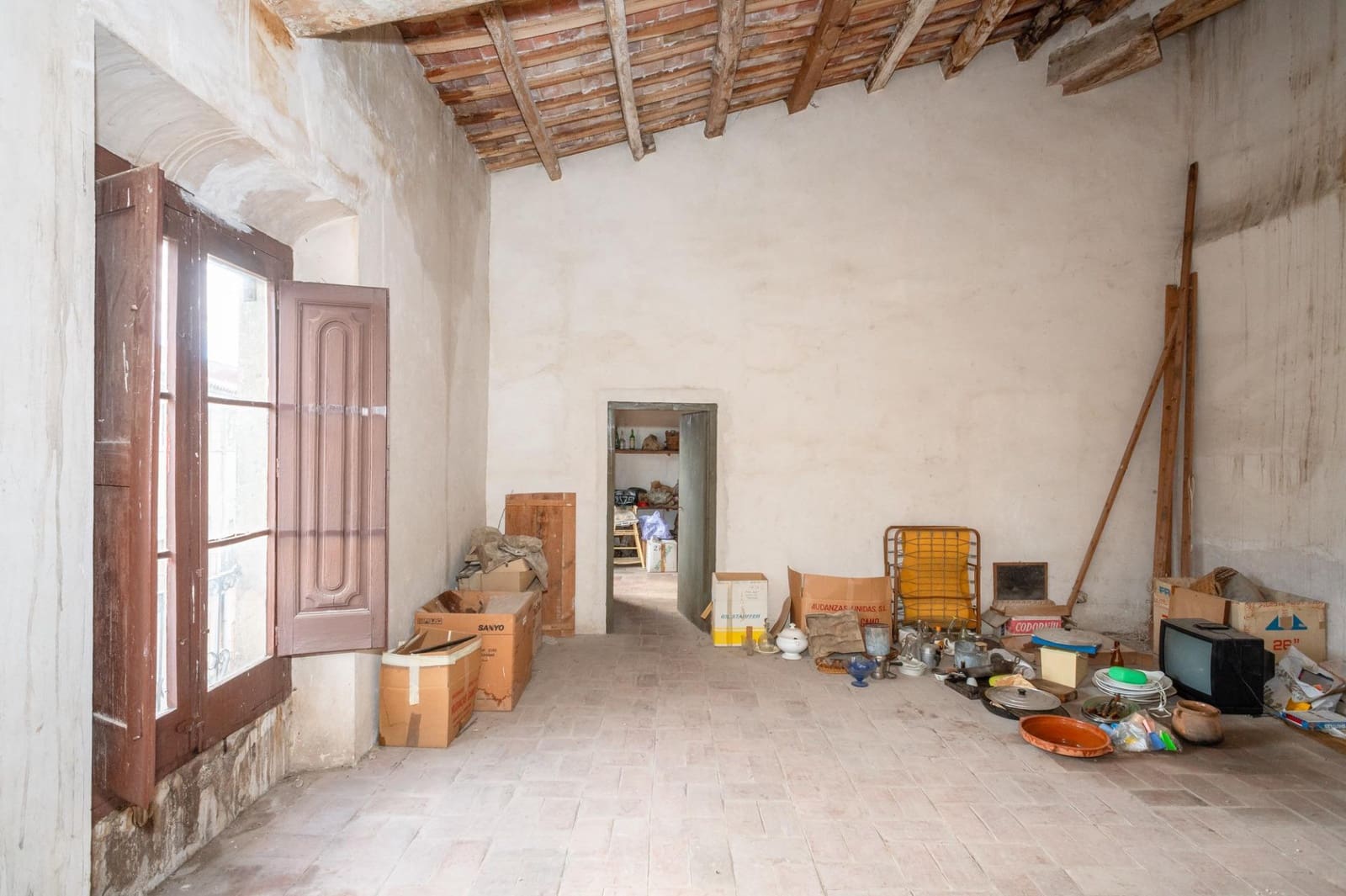 25 soverom Villa til salgs i Besalu med garasje - € 550 000 (Ref: 9483974)