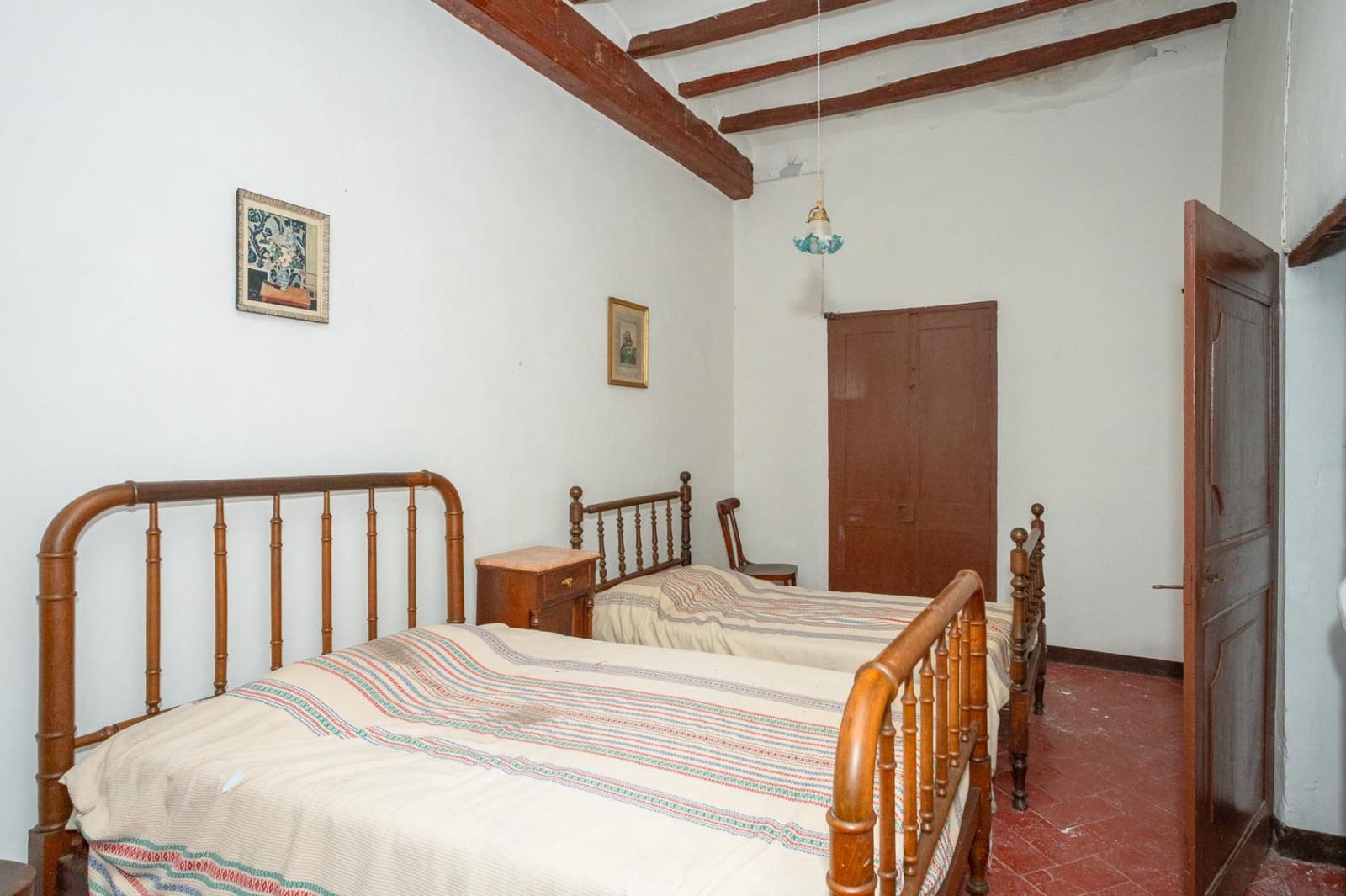 25 soverom Villa til salgs i Besalu med garasje - € 550 000 (Ref: 9483974)