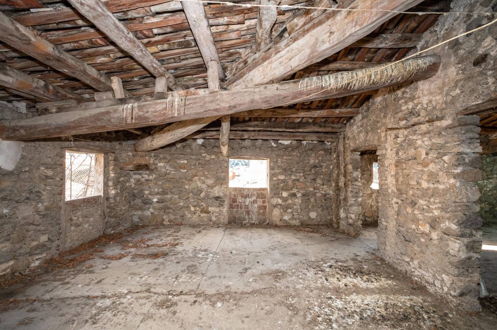 25 soverom Villa til salgs i Besalu med garasje - € 550 000 (Ref: 9483974)