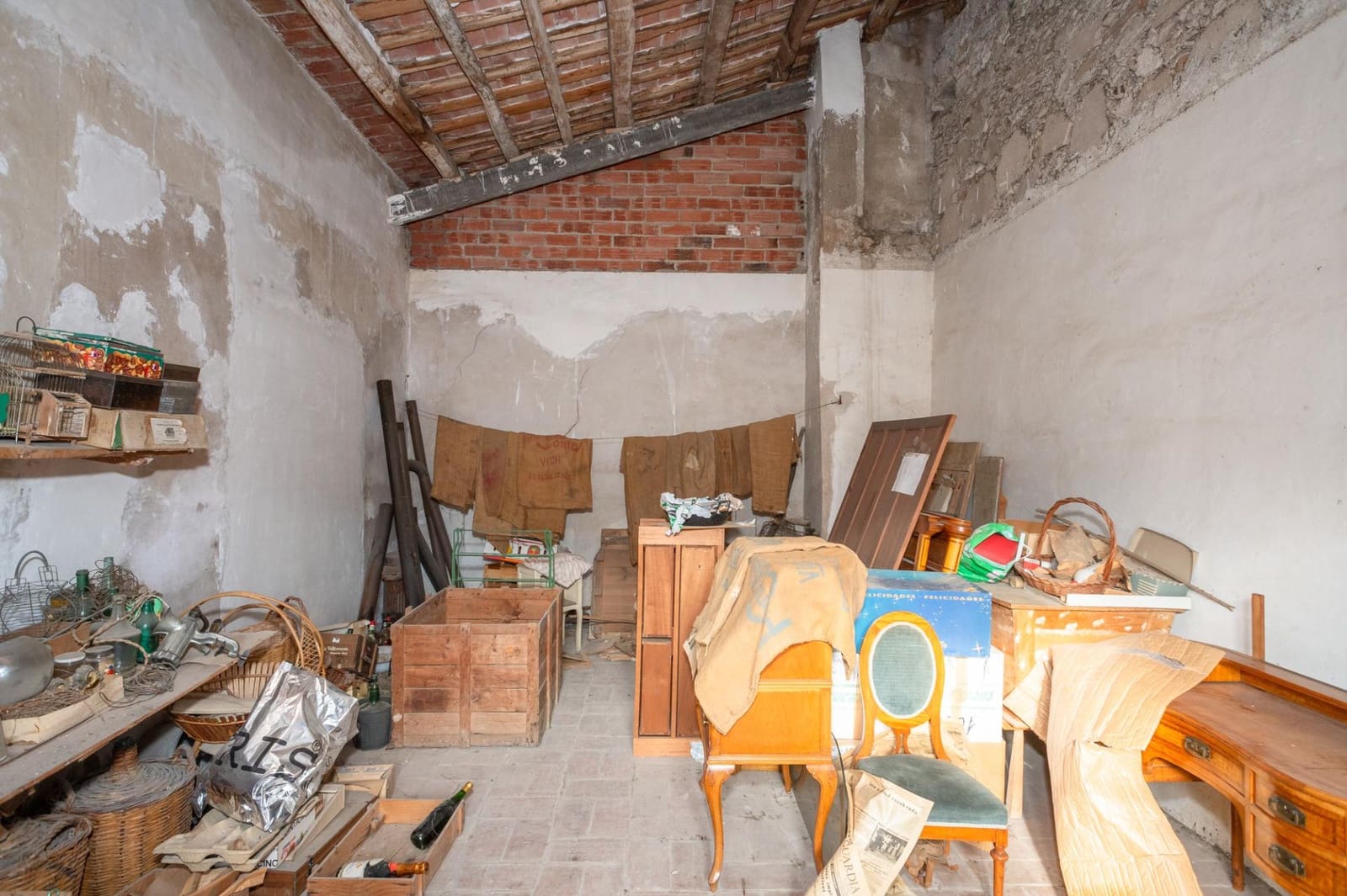 25 soverom Villa til salgs i Besalu med garasje - € 550 000 (Ref: 9483974)