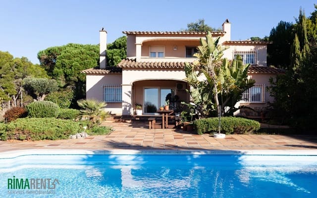 8 makuuhuone Huvila myytävänä paikassa Roca Grossa, Lloret de Mar mukana uima-altaan - 1 000 000 € (Ref: 9483986)