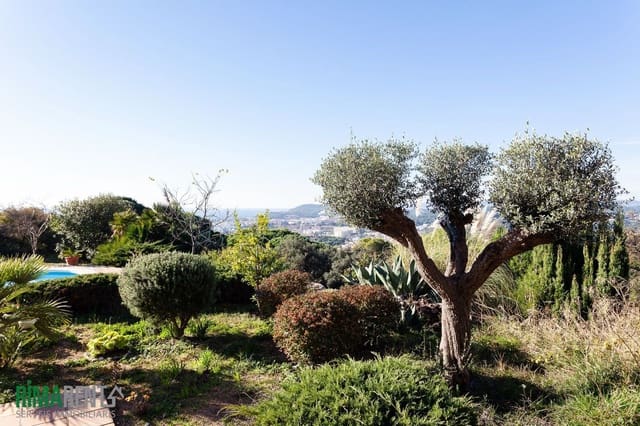 8 makuuhuone Huvila myytävänä paikassa Roca Grossa, Lloret de Mar mukana uima-altaan - 1 000 000 € (Ref: 9483986)