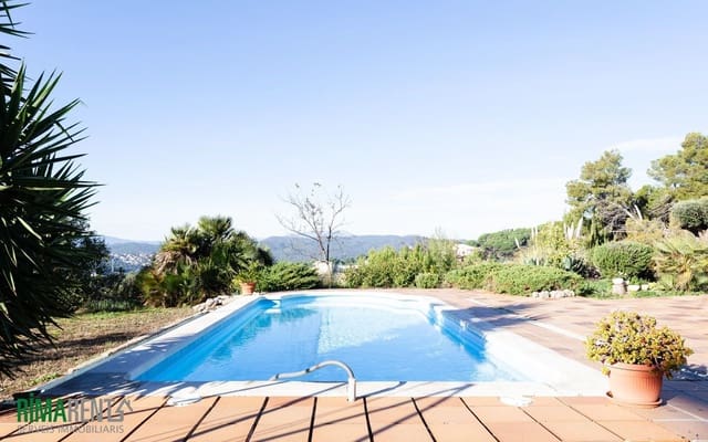 8 makuuhuone Huvila myytävänä paikassa Roca Grossa, Lloret de Mar mukana uima-altaan - 1 000 000 € (Ref: 9483986)