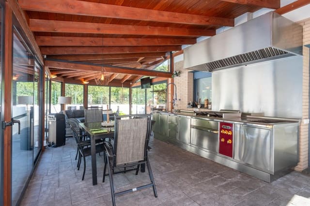 5 bedroom Villa for rent in Girona city with pool garage - € 5,000 (Ref: 9483989)