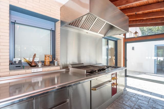 5 bedroom Villa for rent in Girona city with pool garage - € 5,000 (Ref: 9483989)