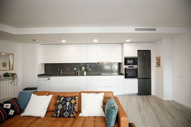 3 quarto Apartamento para arrendar em Girona cidade com piscina - 2 200 € (Ref: 9483992)