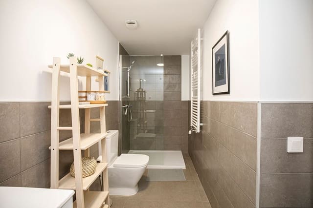 3 quarto Apartamento para arrendar em Girona cidade com piscina - 2 200 € (Ref: 9483992)