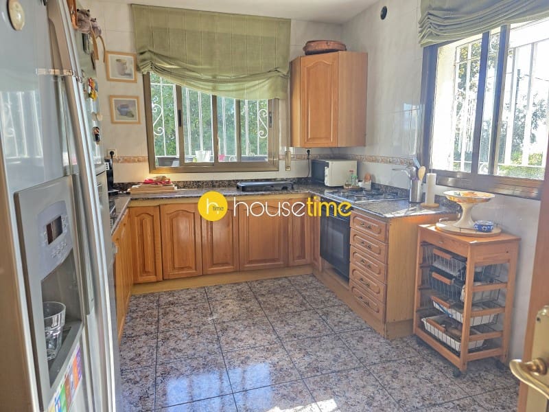 3 bedroom Villa for sale in La Roca del Valles with garage - € 467,000 (Ref: 10102464)